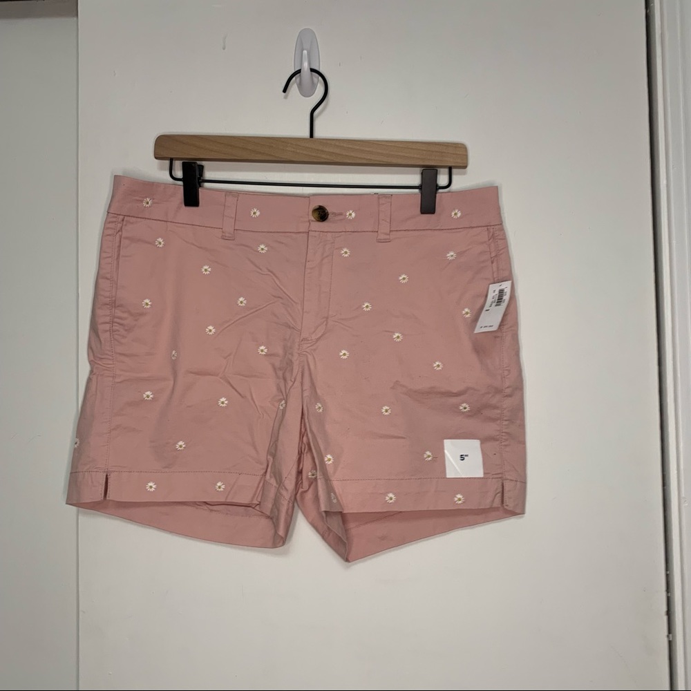 Old Navy 5in pink shorts with daisies